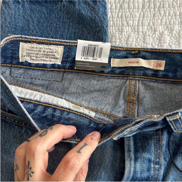 NWT Levi’s Premium Wedgie Icon Jeans in Athens Shut it
Size 26 - Picture 3 of 5